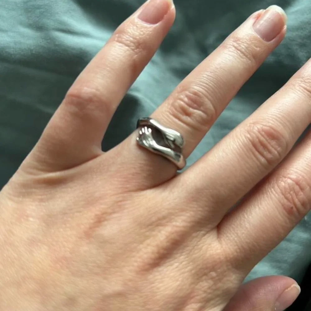 Hugging arms Design Ring - Picture 3 of 4